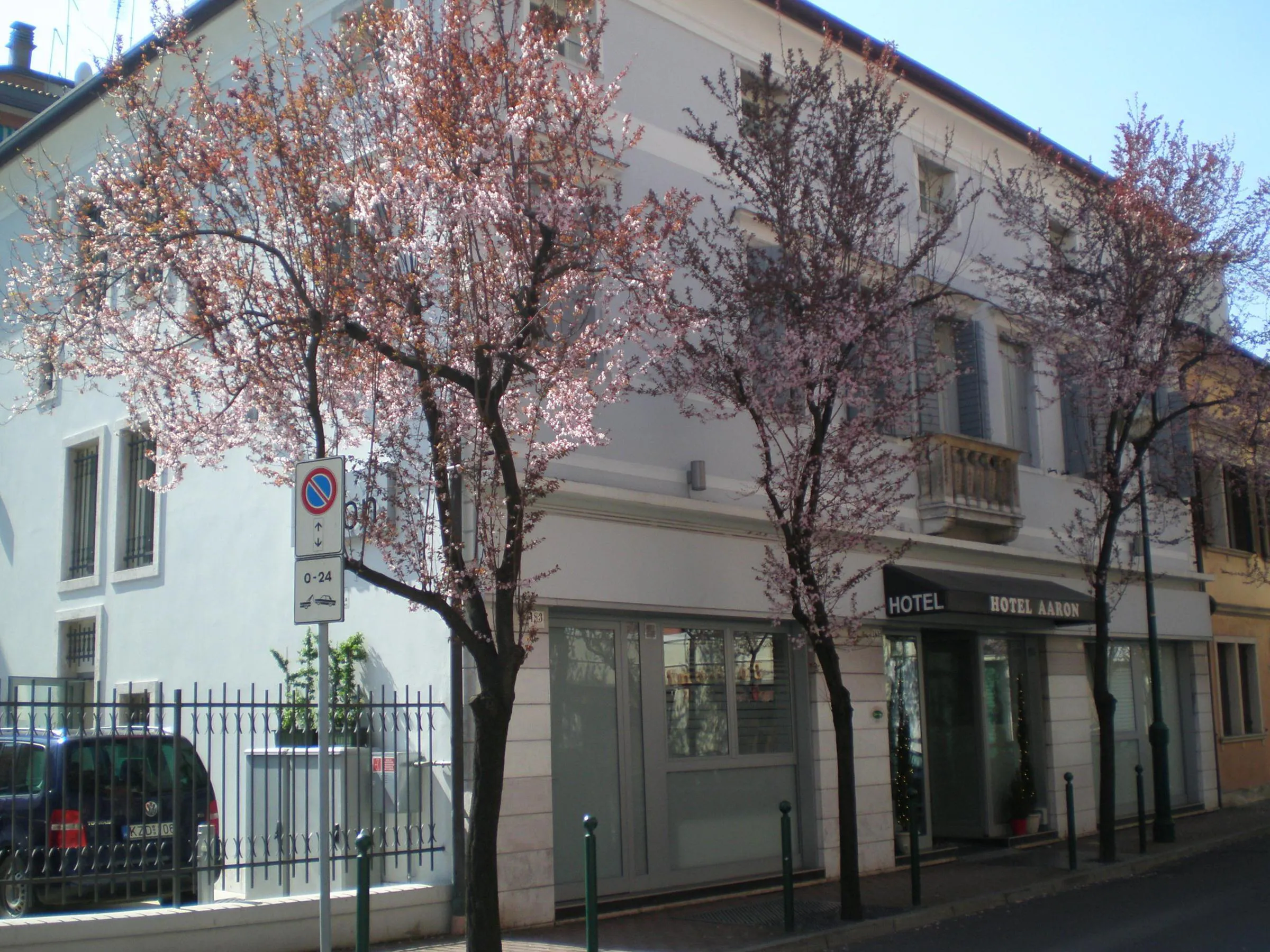 Aaron - exterior