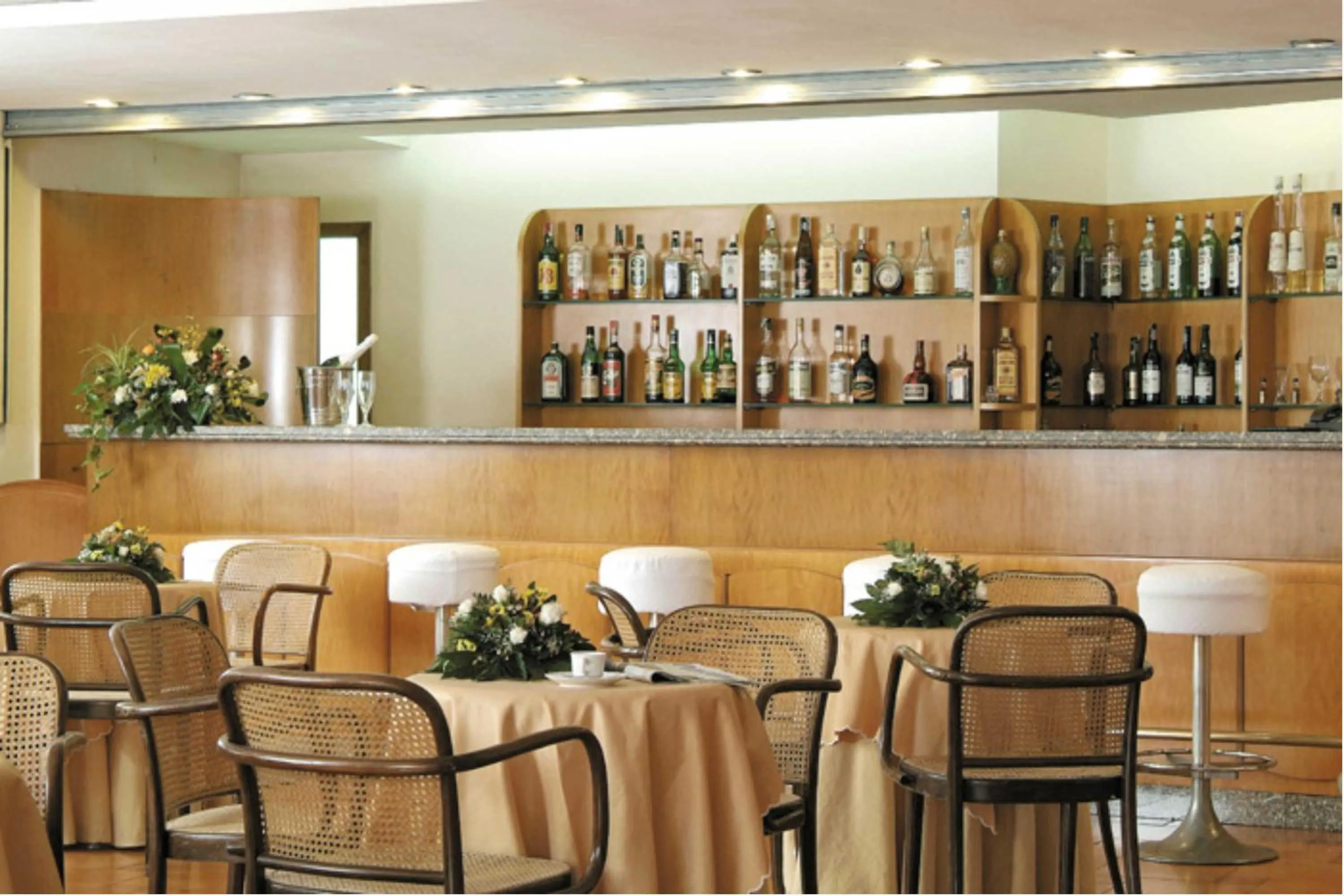 American Hotel - foodAndBeverage