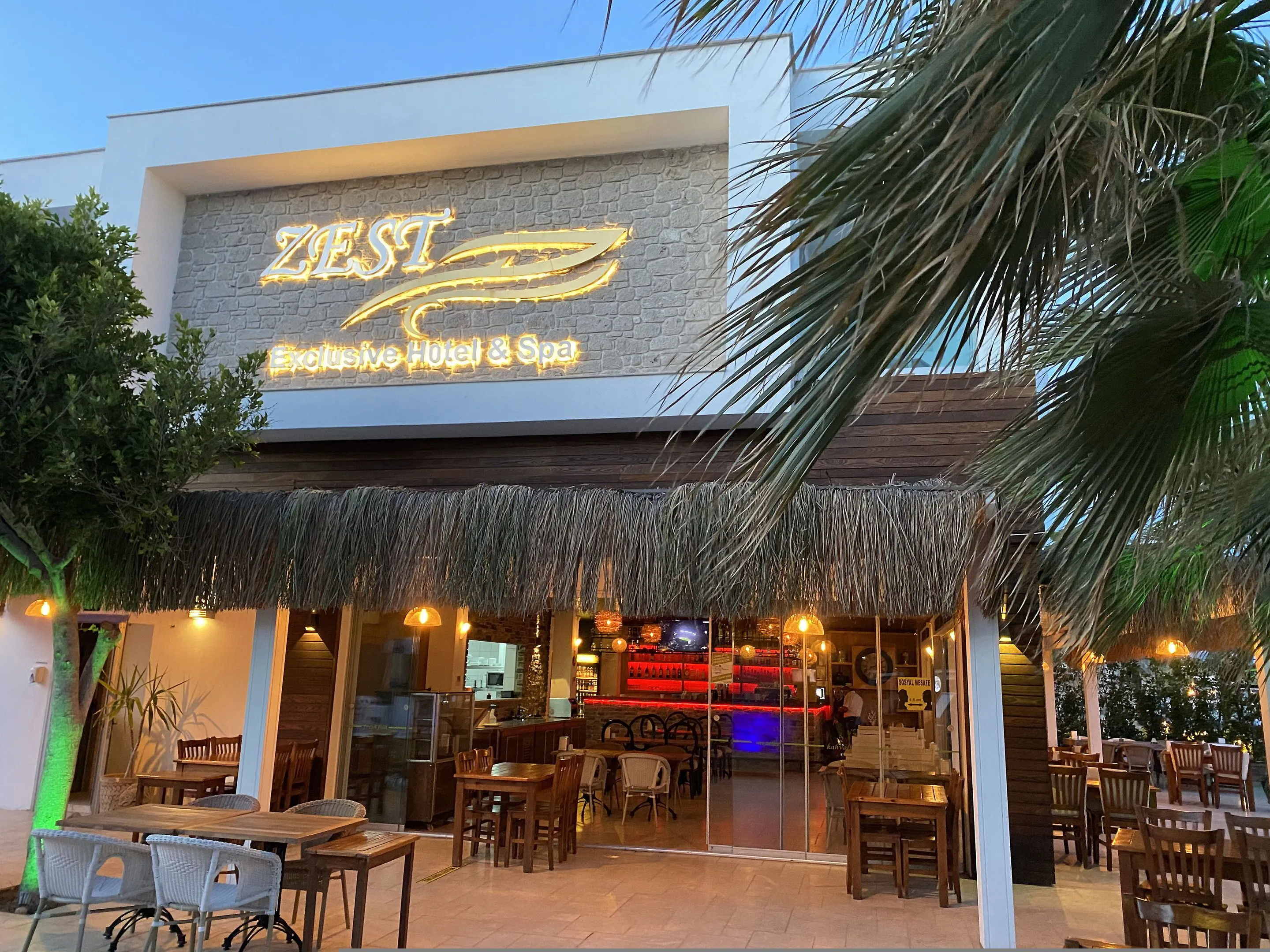 Zest Exclusive Hotel & Spa - foodAndBeverage