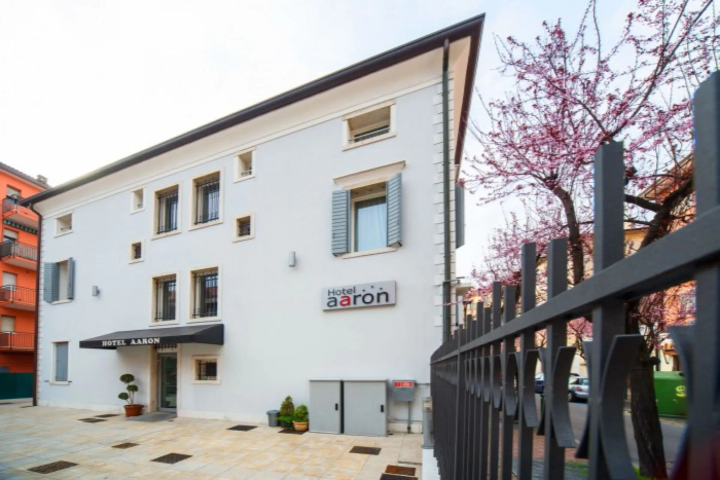 Aaron - exterior