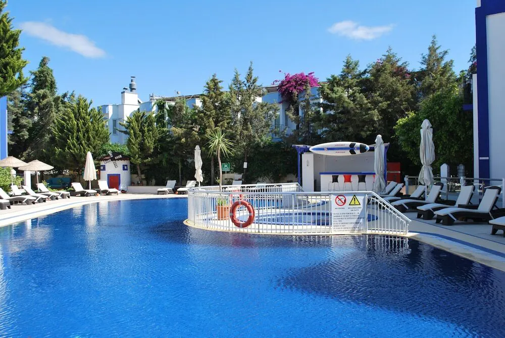 Serpina - pool
