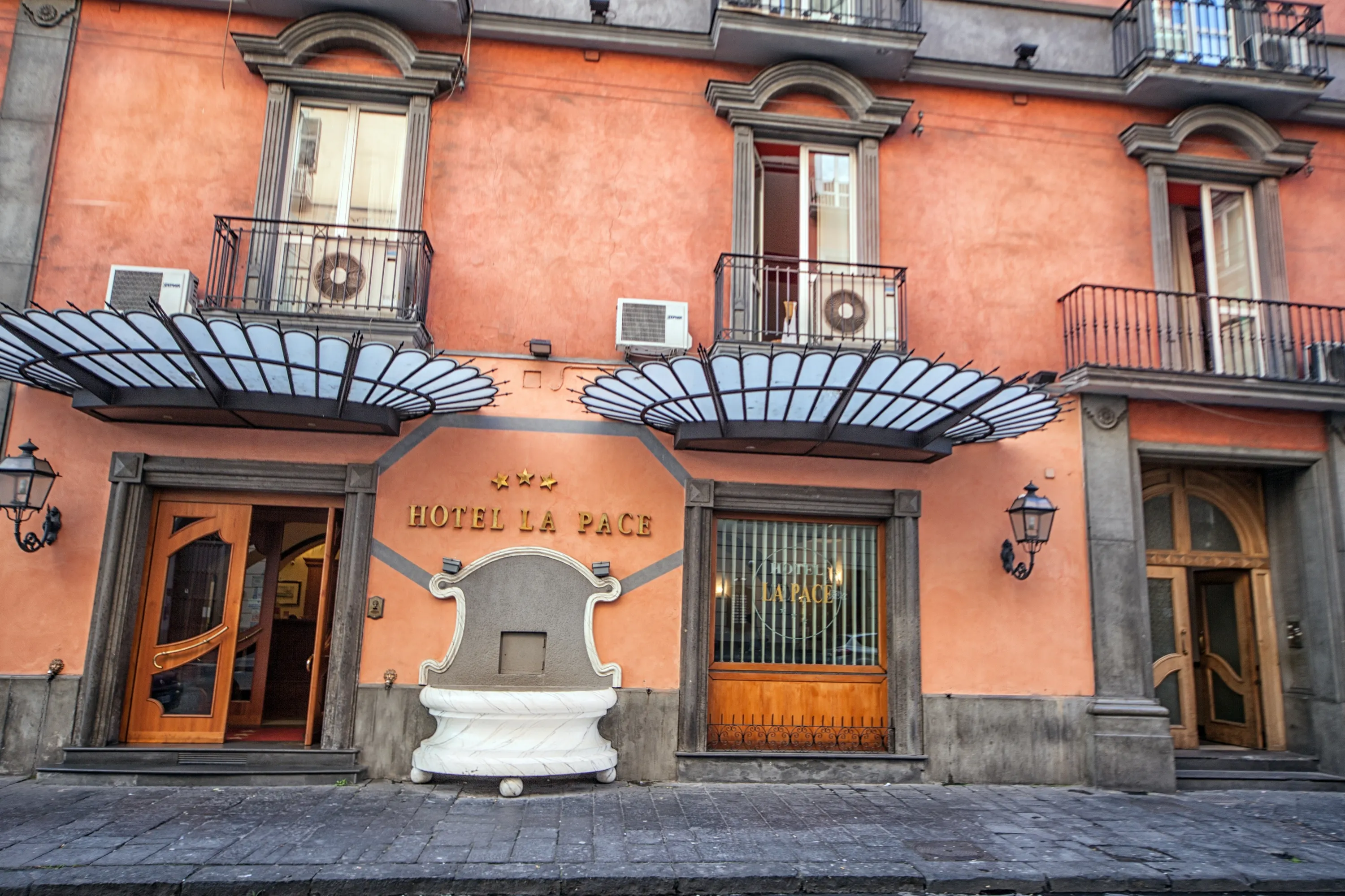 La Pace - exterior