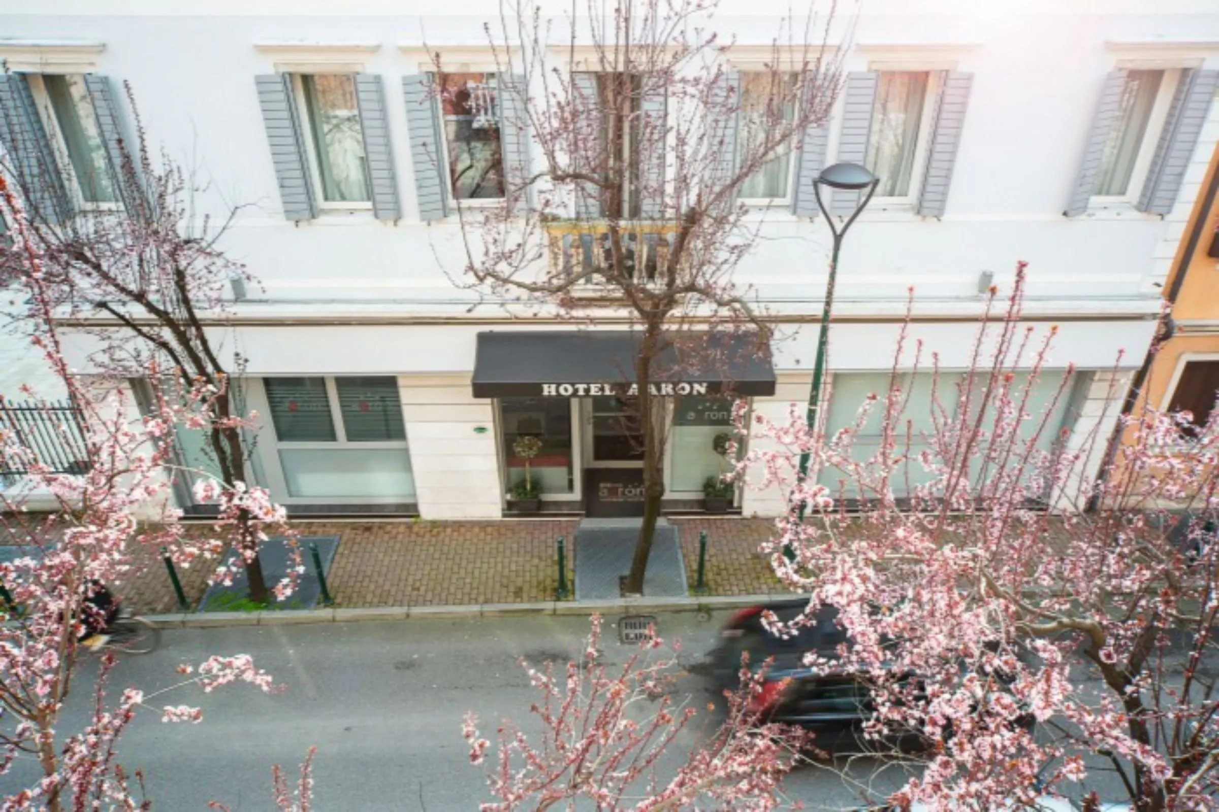 Aaron - exterior