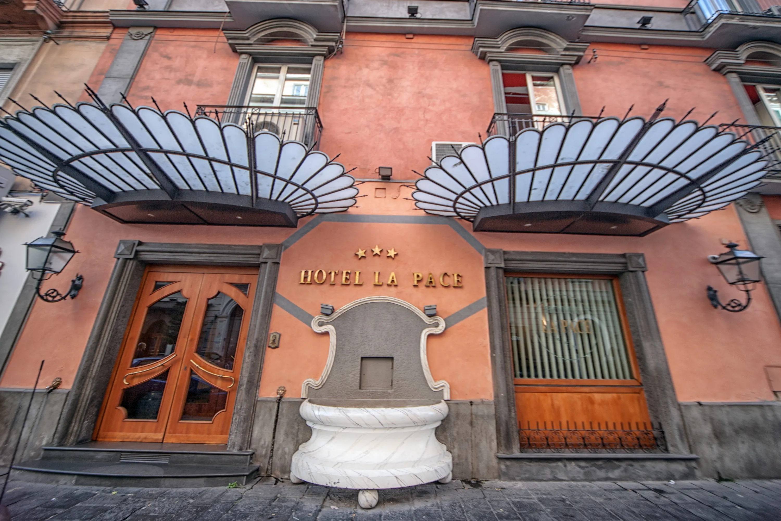 La Pace - exterior