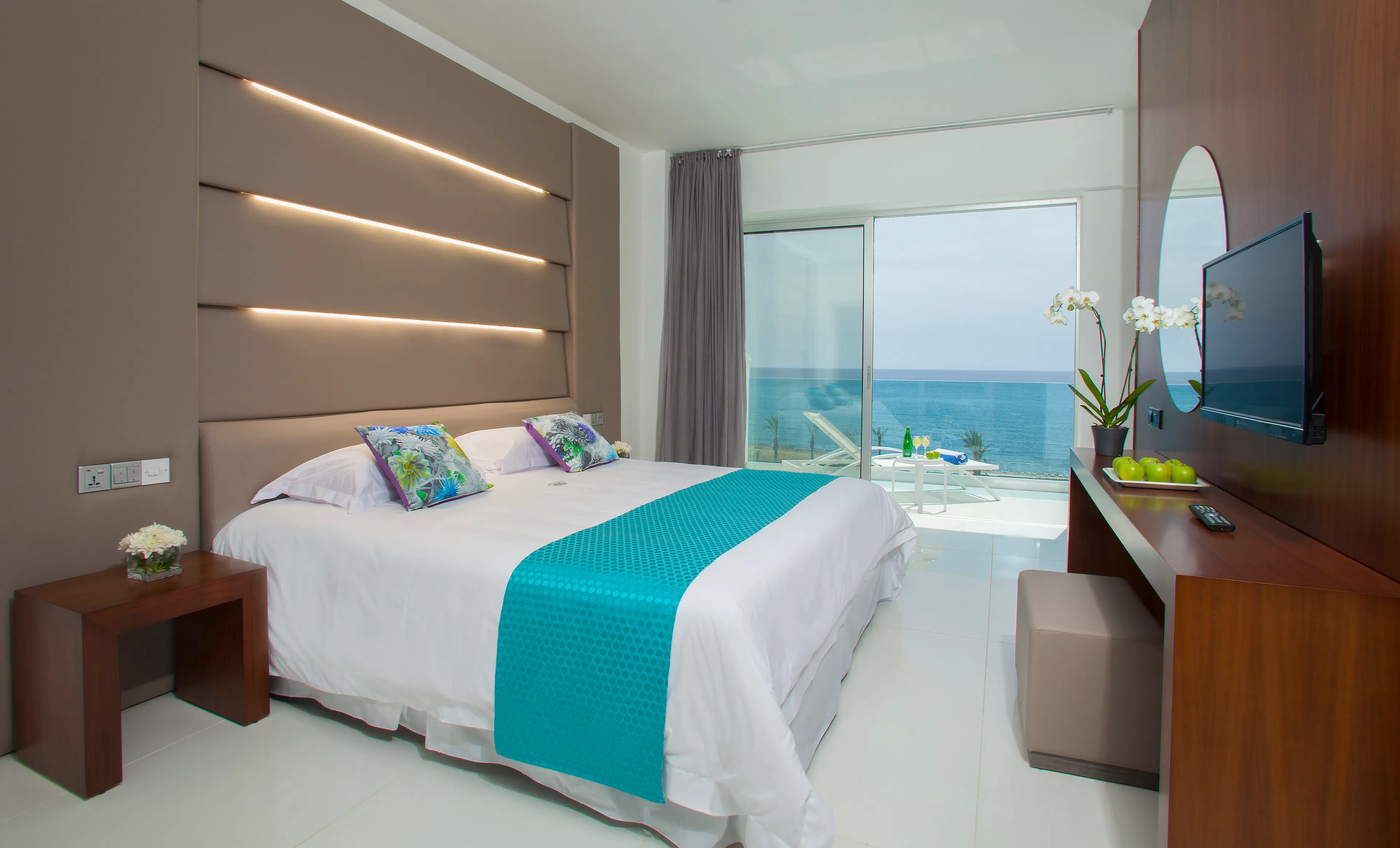 Premium Suite (Pool-Sea View)