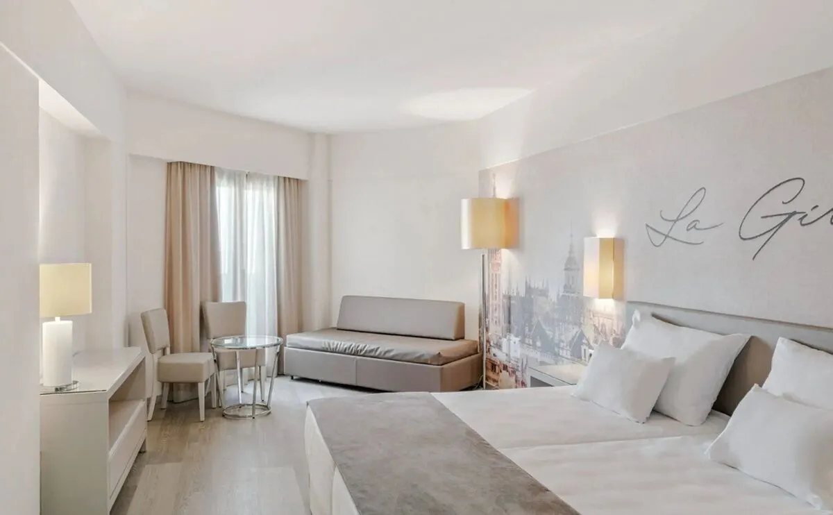 FamilyRoom (Balcony Or Terrace)
