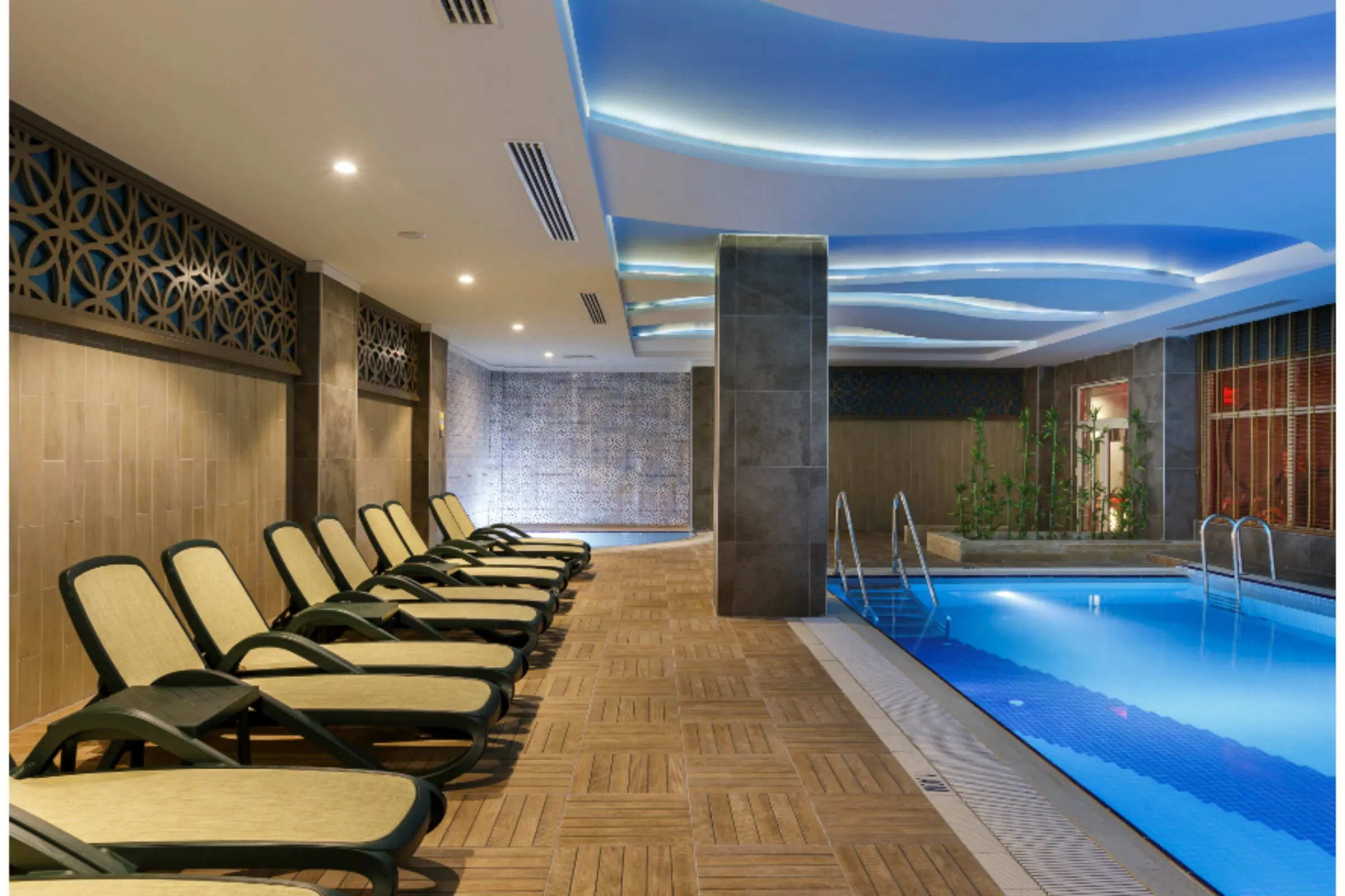 Well Palace Side - pool