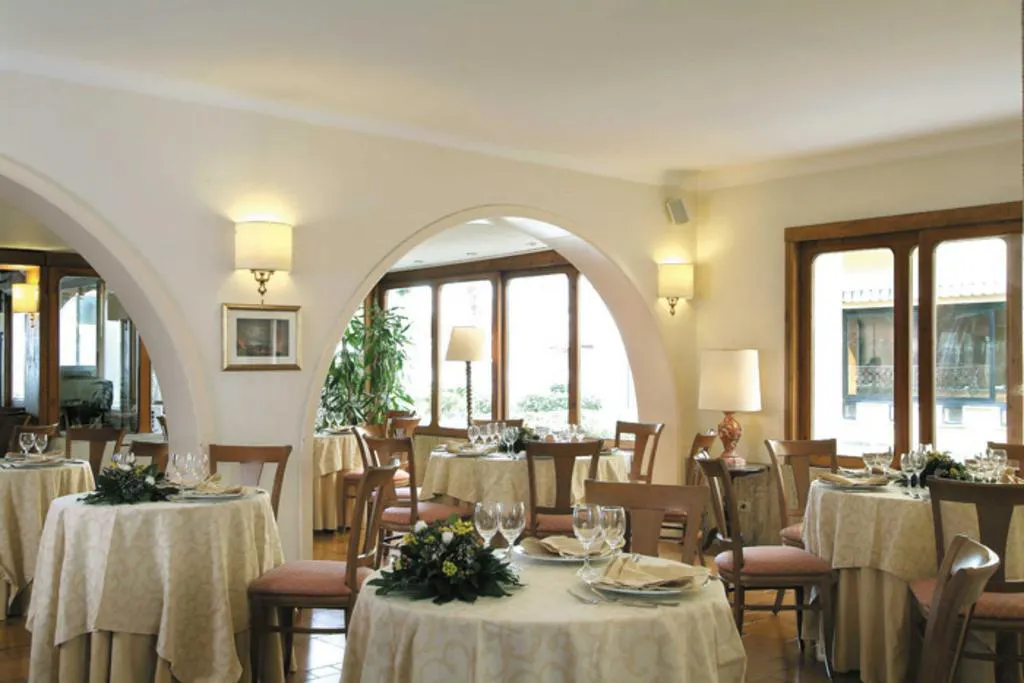 American Hotel - foodAndBeverage